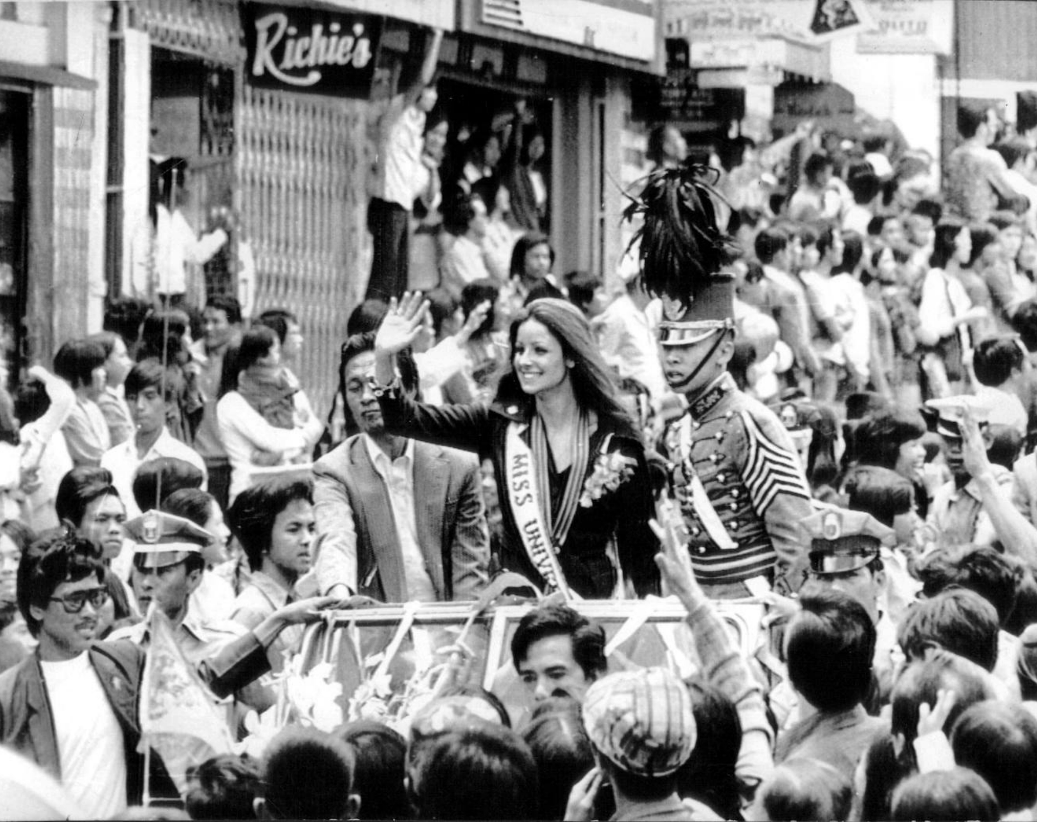 25 de julio de 1974 Amparo Muñoz, Miss Universo, en un desfile en Filipinas