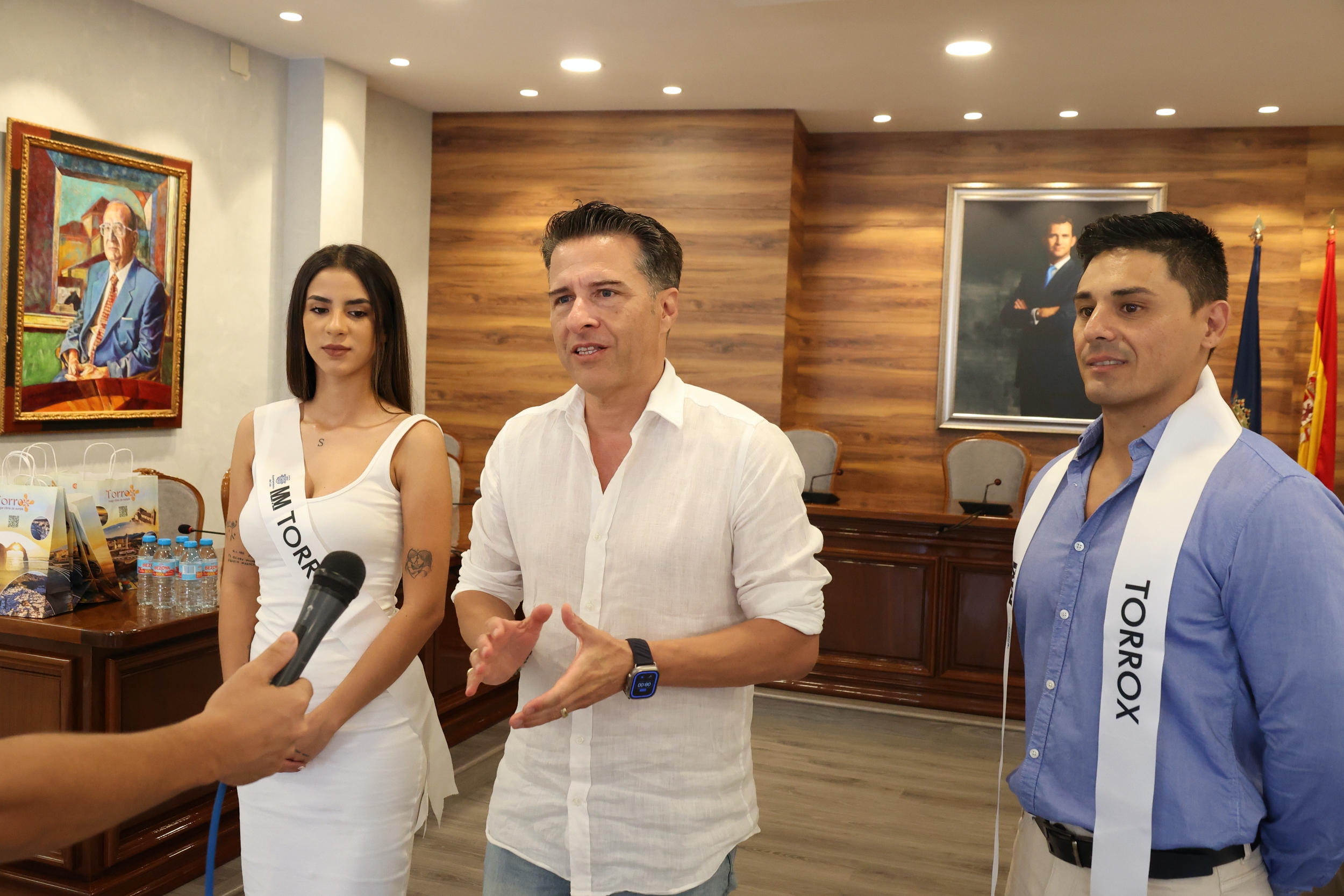 Oscar Medina Alcalde Ayuntamiento Torrox Recepcion Miss Mister Torrox 2025 Sofia Nieto Ivan Gonzalez Miss Mister Provincia de Malaga 2025 en Coin 8